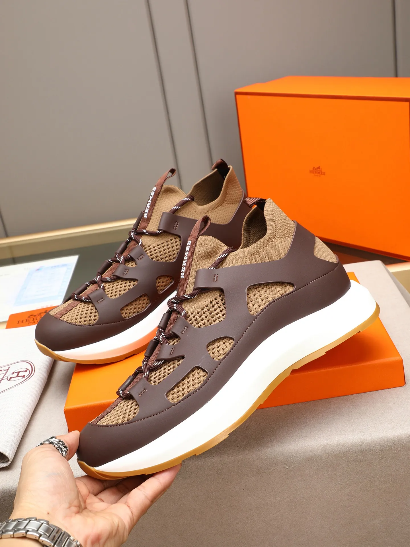 Men's shoes💰580 HERMES/Hermès men's rest sneakers! -High-end quality original casual sports shoes -Upper: high nappa calfskin, forging technology, knitted fabric, shoe brand webbing, injection molded brand logo -Inner: foot pad; water-dyed cowhide -Outsole: ultra-light TPU·rubber; two-color molded outsole -Ultra-high quality control·fine workmanship: highlighted (high-end·luxury·grade) Size: 38-39-40-41-42-43-44 (45 can be customized)
